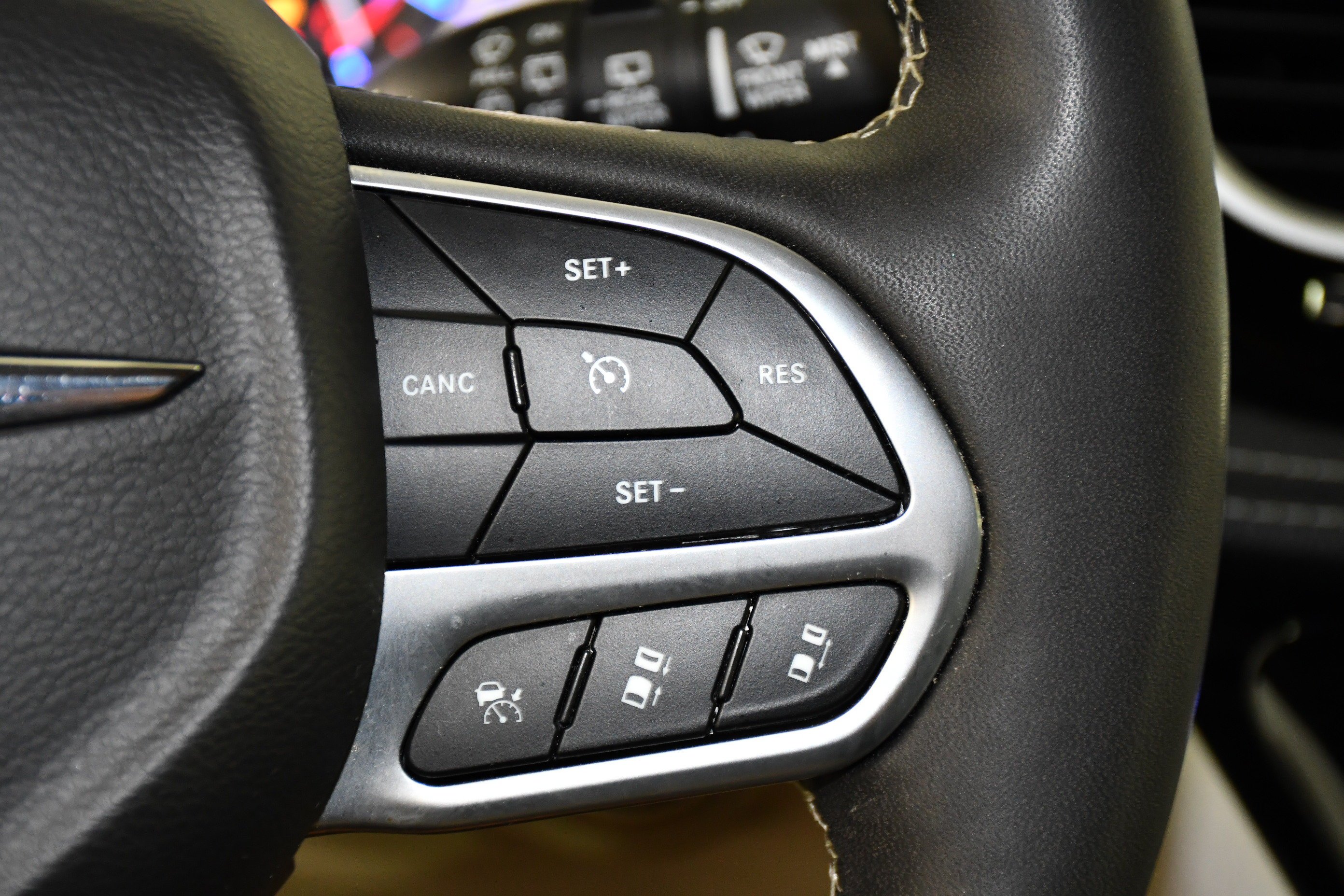Used 2024 Diamond Black Crystal Pearlcoat Chrysler Hybrid Select image 20
