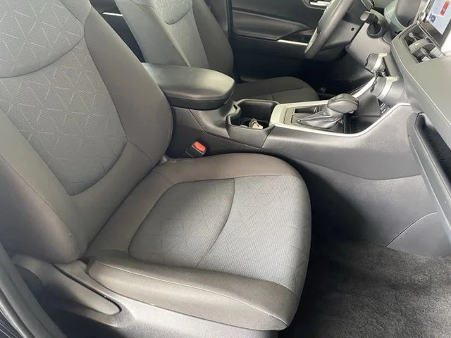2025 Toyota RAV4 XLE - Photo 9
