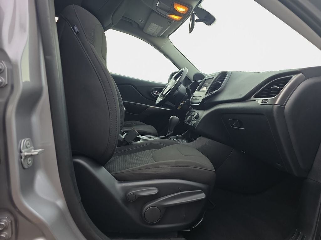 Used 2019 Billet Silver Metallic Jeep Latitude image 18