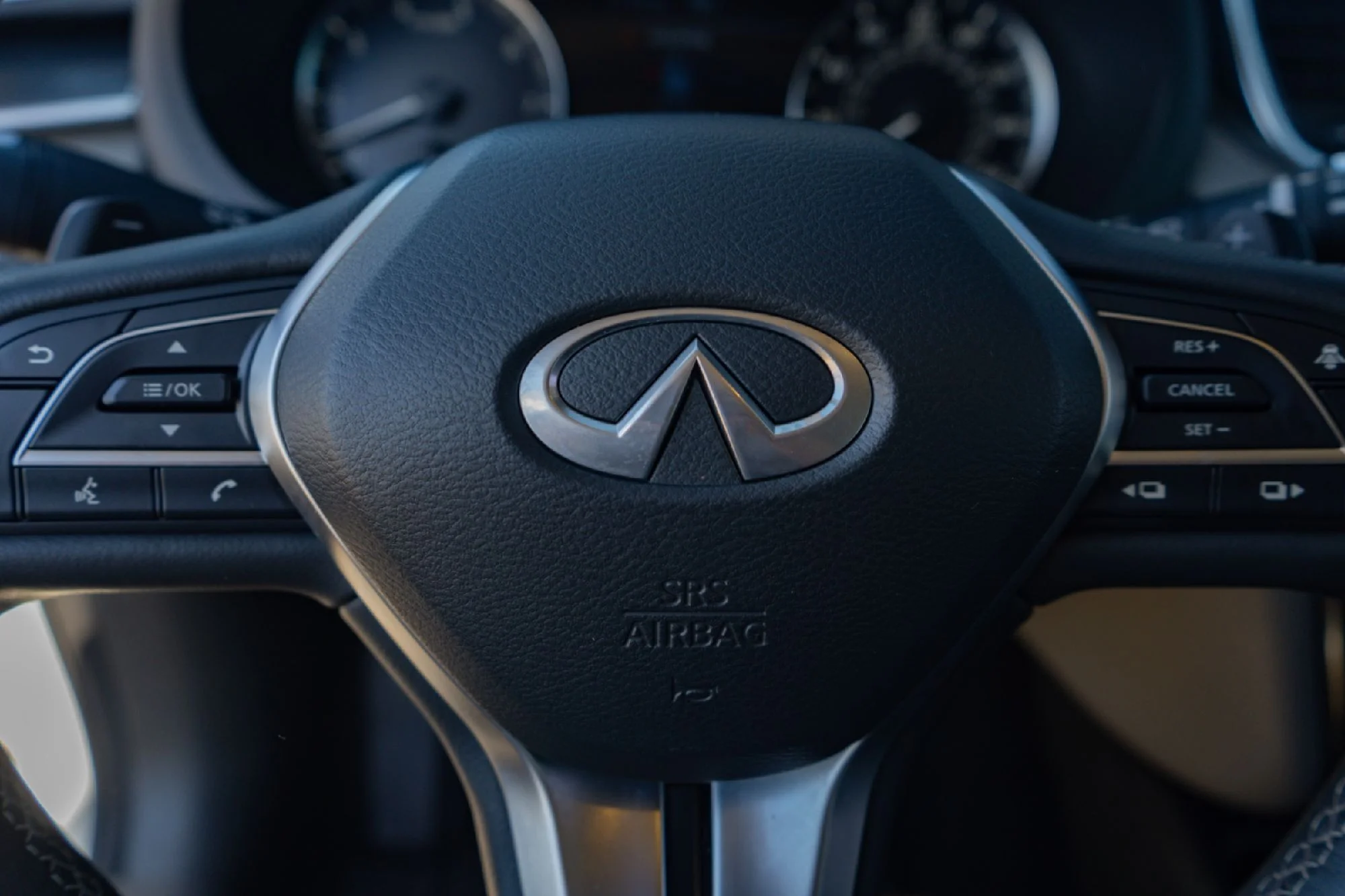 Certified Used 2025 White INFINITI LUXE image 11
