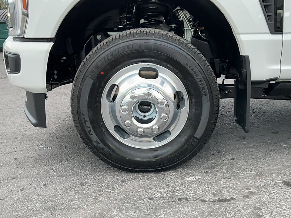 New 2027 Star White Metallic Tri-Coat Ford F-350® Platinum® image 9