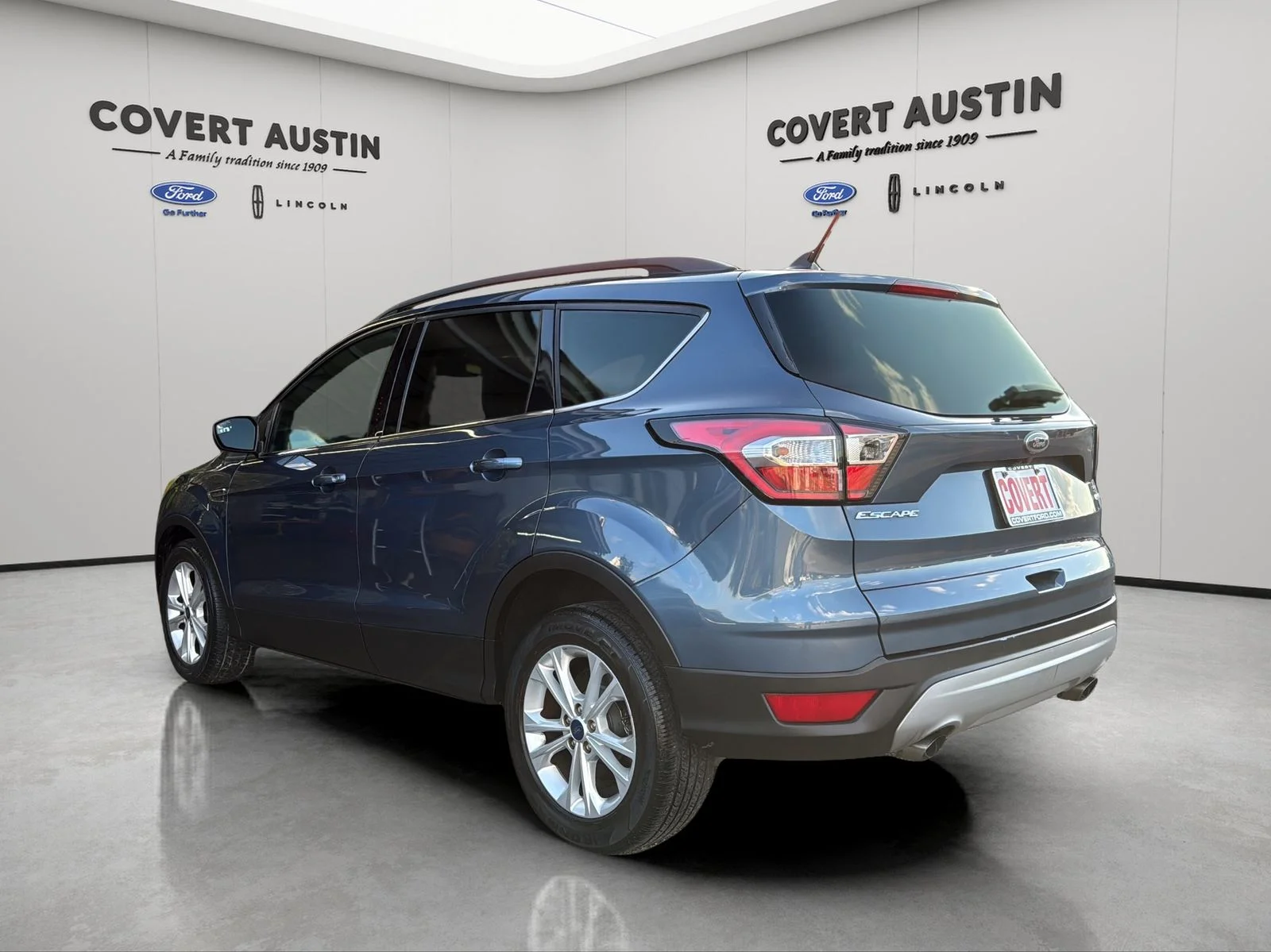 Used 2018 Blue Ford SE image 3