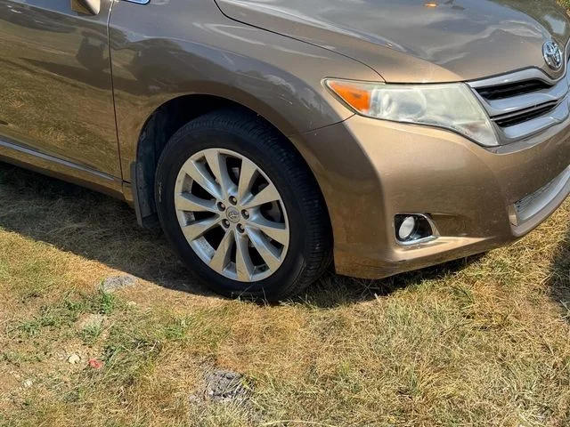 Used 2013 Gold Toyota LE image 10