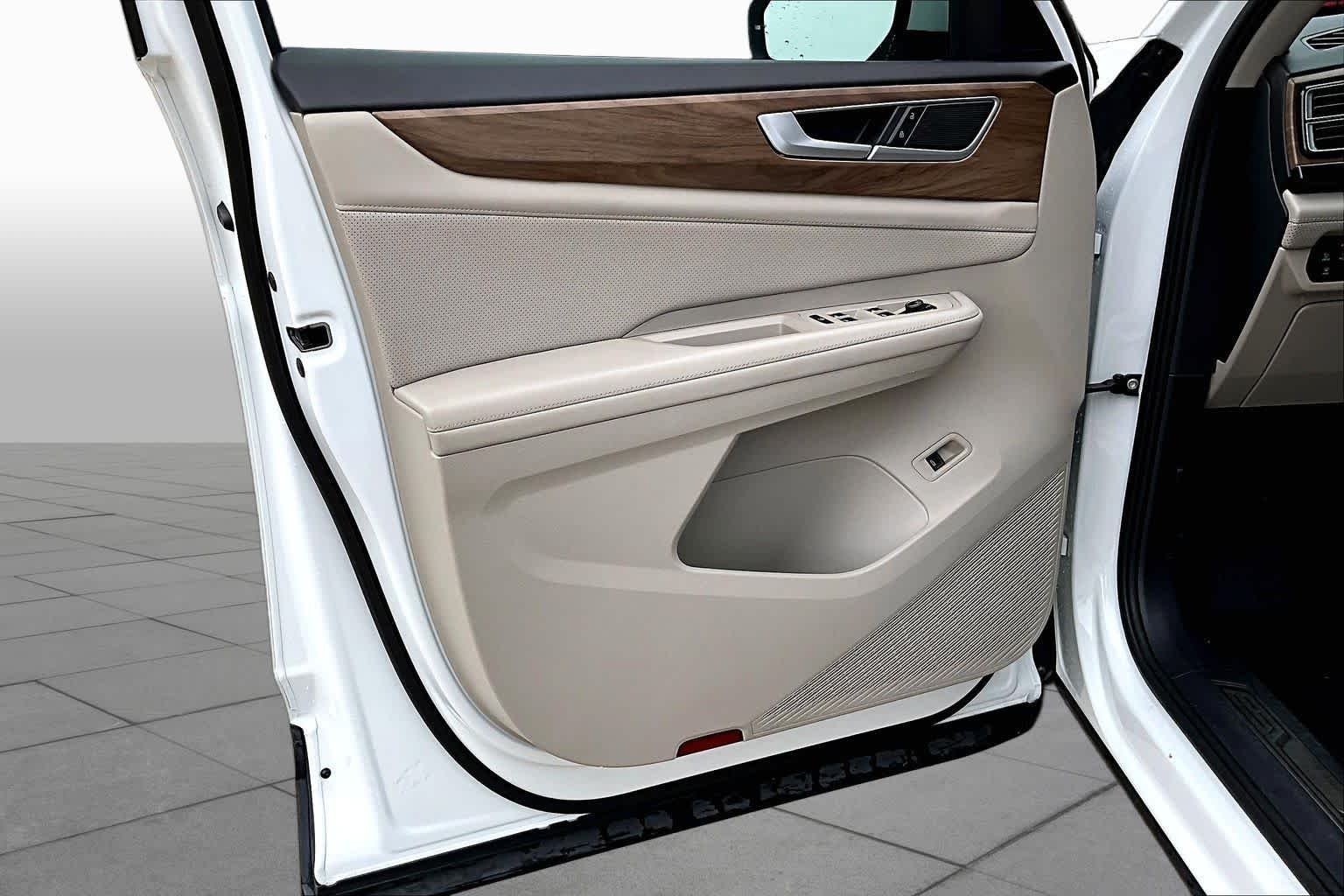 Used 2024 Pure White Volkswagen 2.0T SE w/Technology image 8