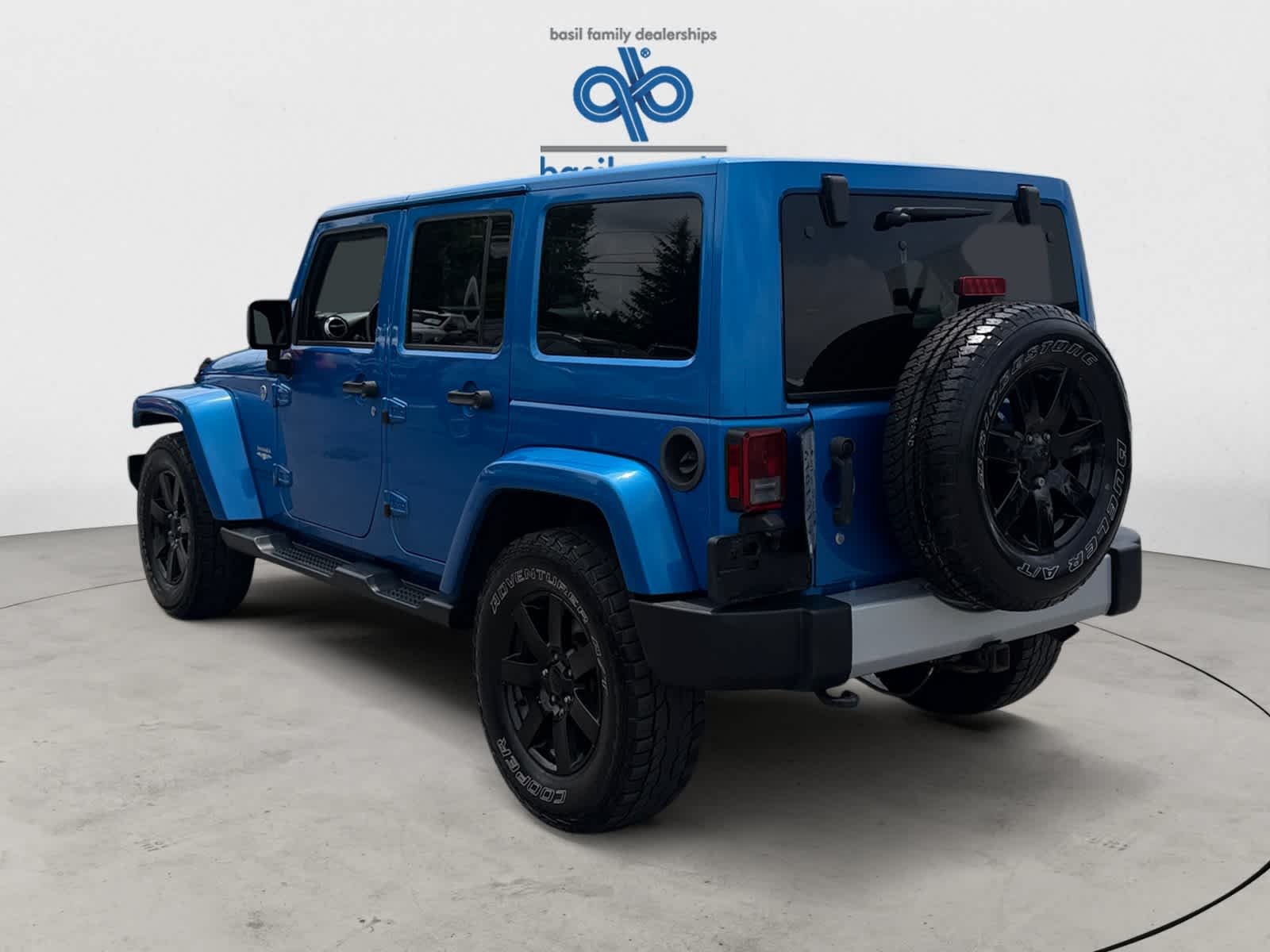 Used 2015 Hydro Blue Pearl Coat Jeep Sahara image 4