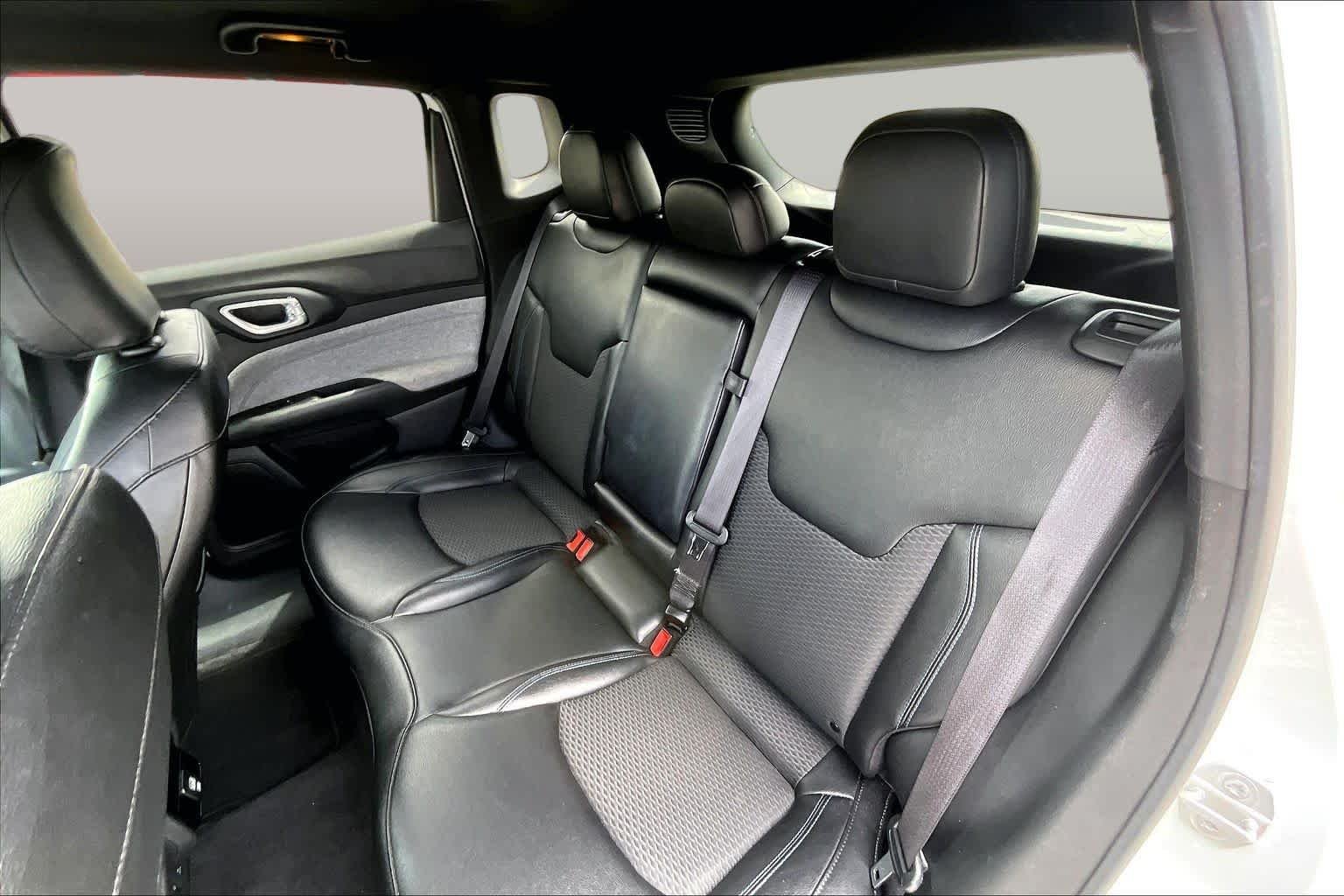 Used 2024 Bright White Clearcoat Jeep Latitude image 21
