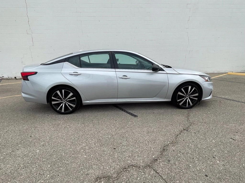 Used 2021 Silver Nissan 2.5 SR image 9