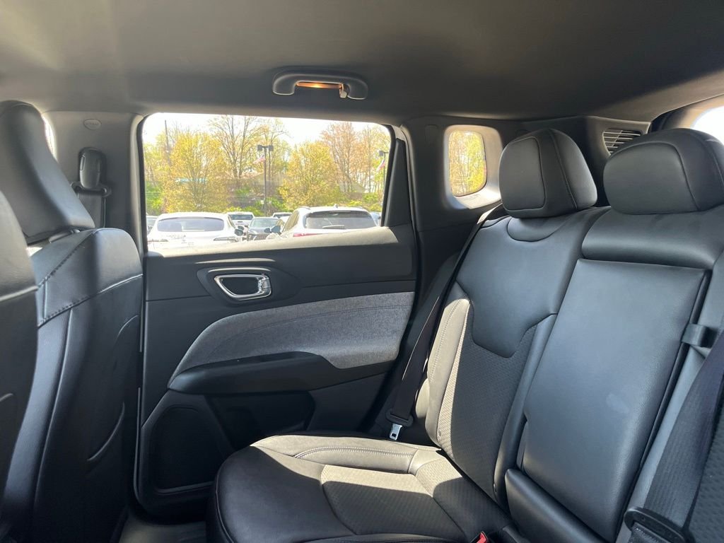 Used 2024 Bright White Clearcoat Jeep Latitude image 17