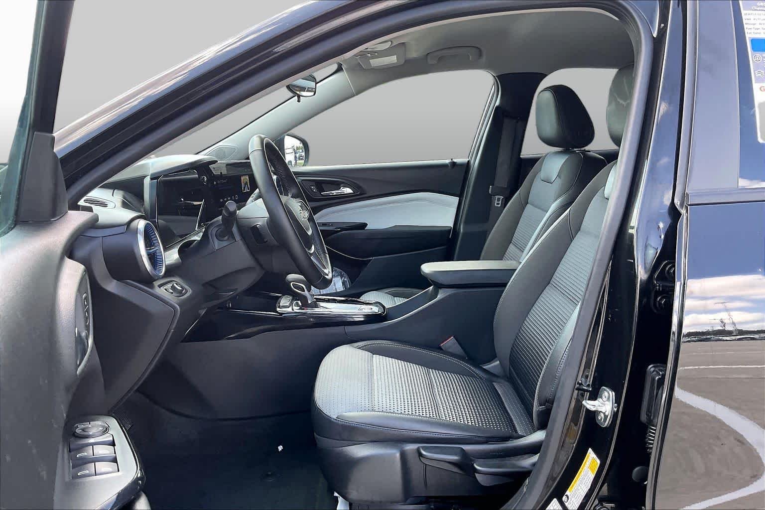 Certified Used 2025 Mosaic Black Metallic Chevrolet LT image 8