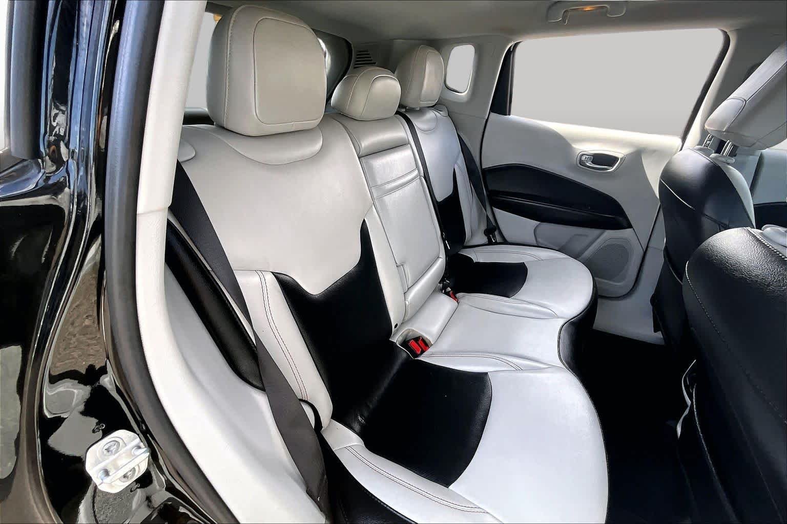 Used 2019 Diamond Black Crystal Pearlcoat Jeep Limited image 18