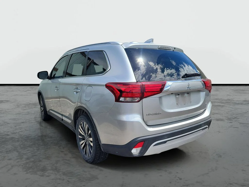 Used 2020 Silver Mitsubishi  image 5
