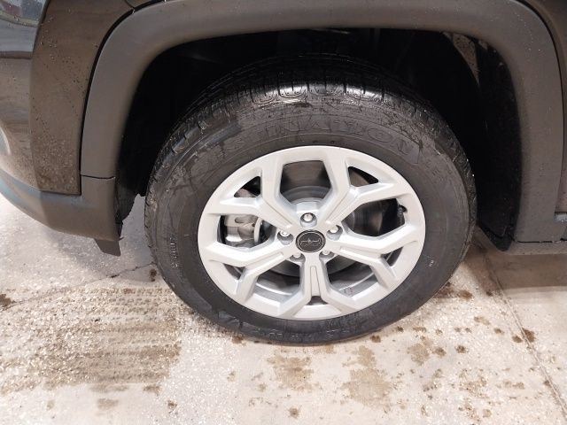 New 2026 Diamond Black Crystal Pearl-Coat Exterior Paint Jeep Latitude image 18