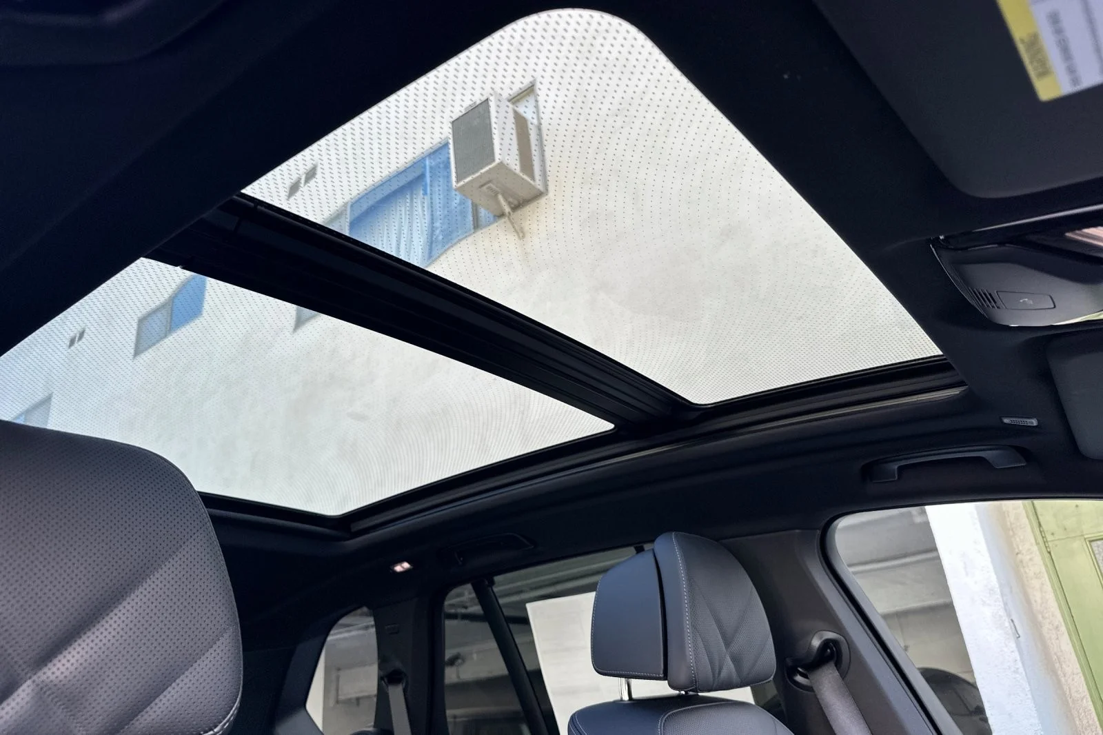 New 2026 Tanzanite Blue II Metallic BMW M60i image 16