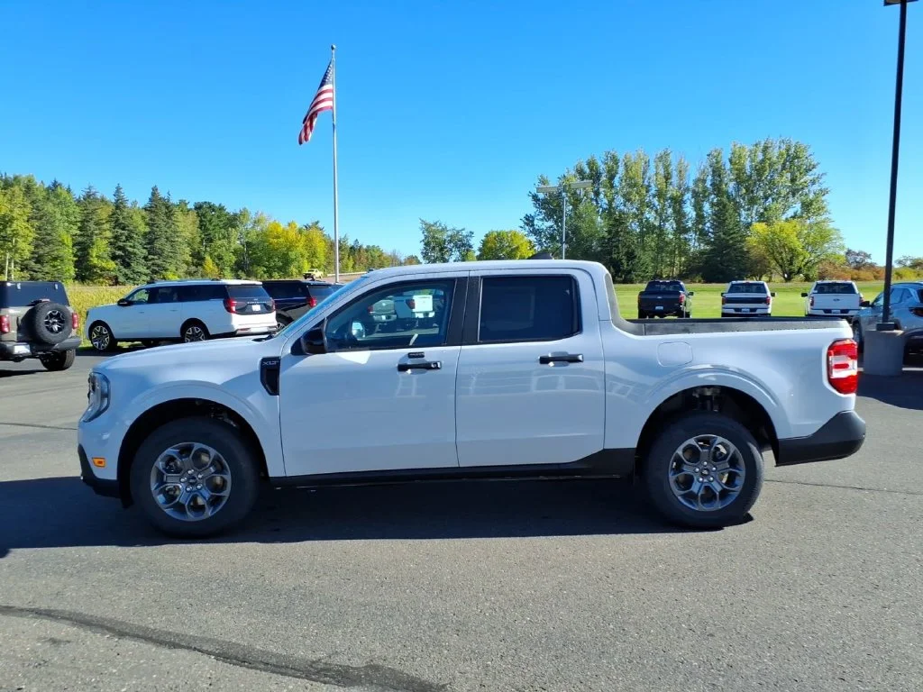 New 2026 Space White Metallic Ford XLT image 4