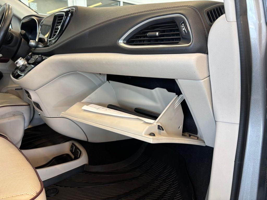 Used 2017 Silver Chrysler Limited image 24