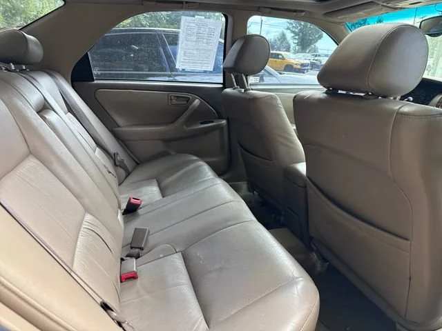 Used 2001  Toyota LE image 9