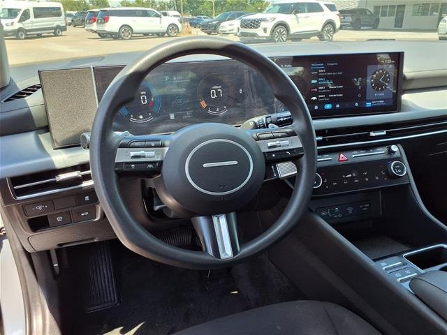 Used 2024  Hyundai  image 17