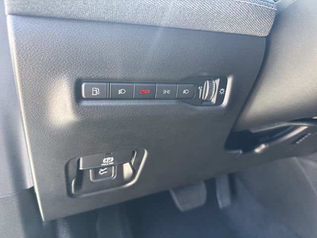 New 2026 White/off-white Jeep Laredo image 32