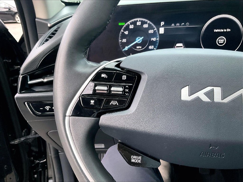 Used 2025 Black Kia Wind image 22