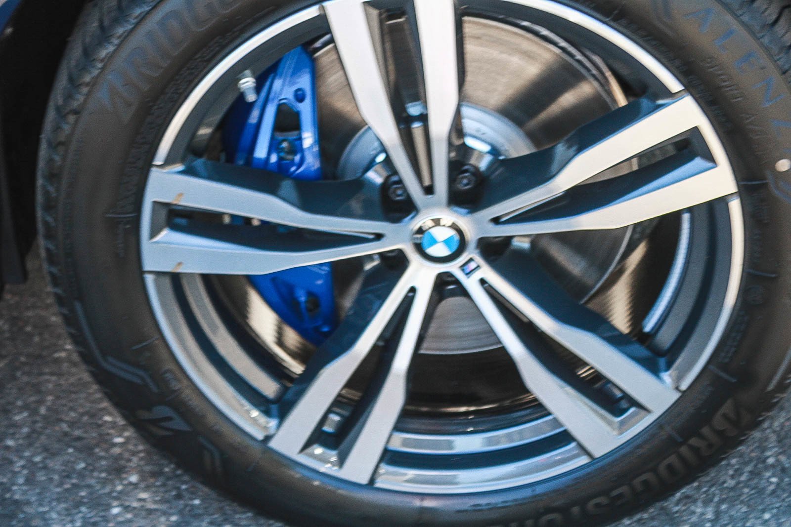 New 2027 Tanzanite Blue II Metallic BMW xDrive40i image 10