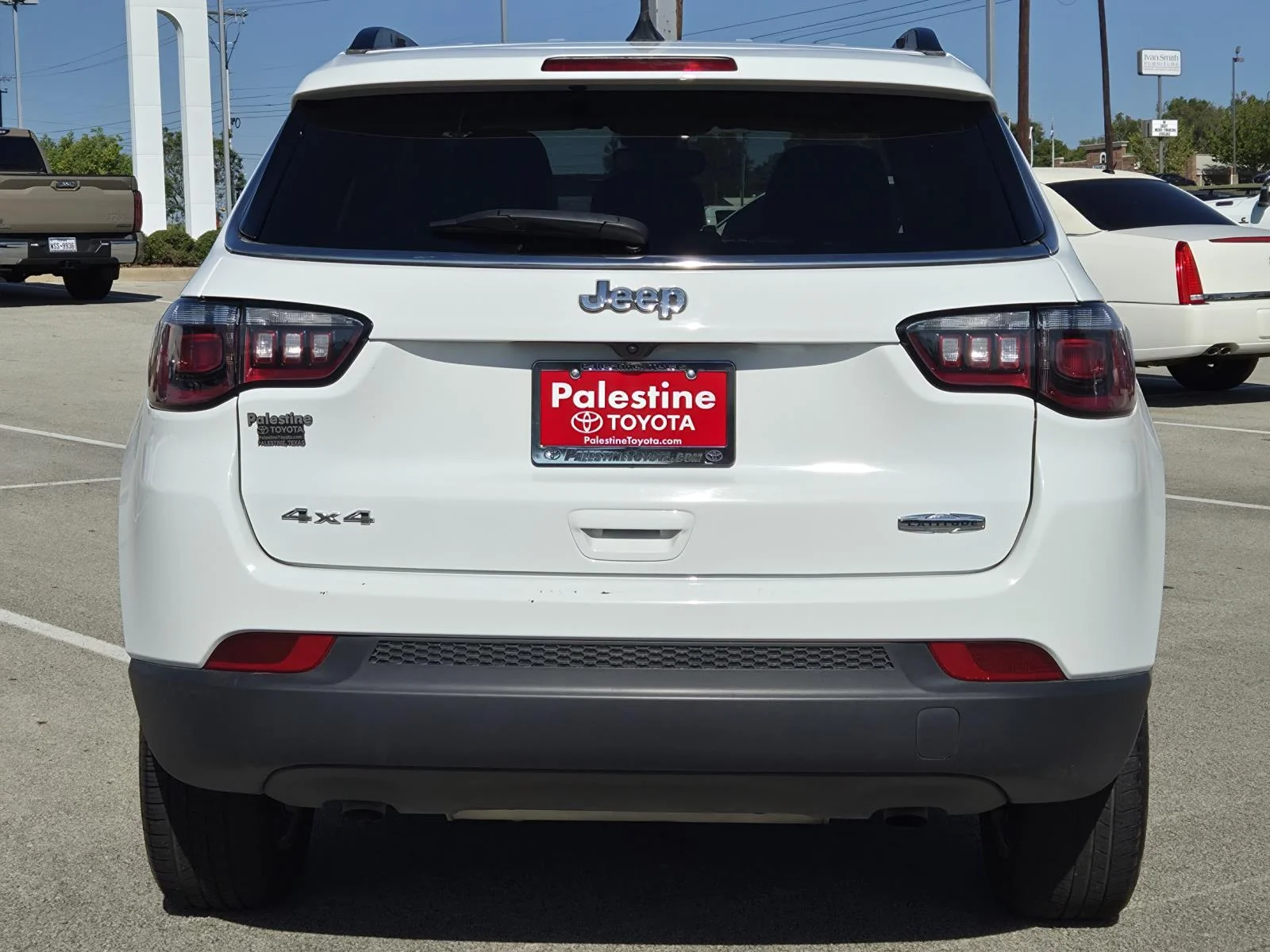 Used 2025 White/off-white Jeep Latitude 4x4 image 5