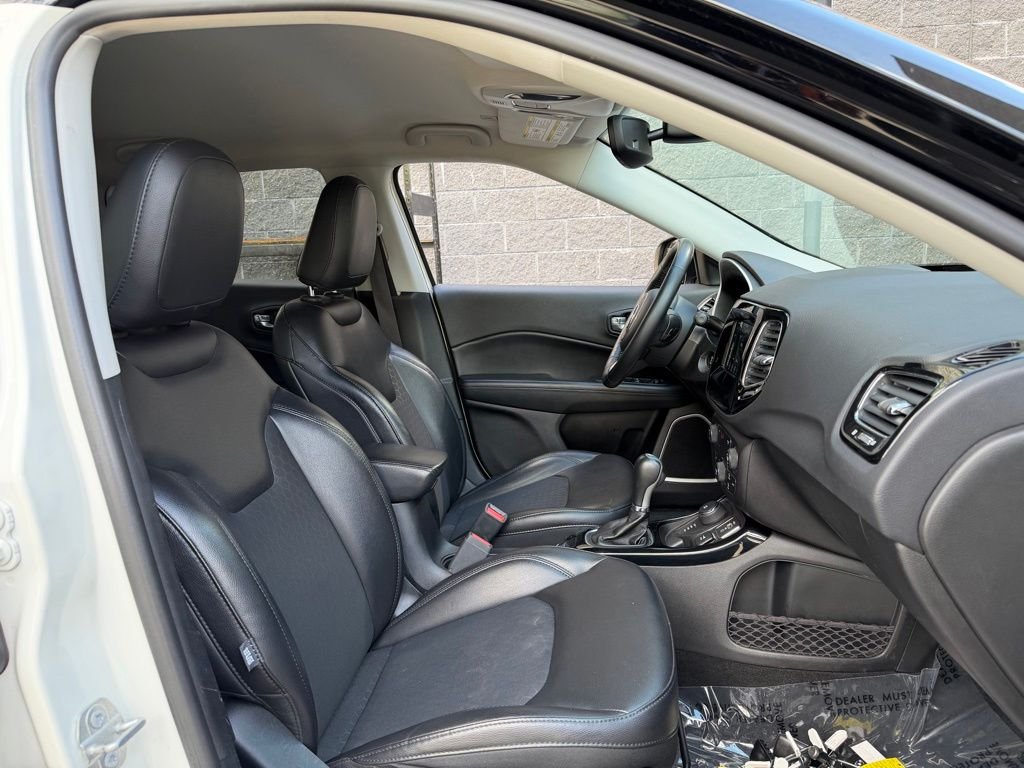 Used 2019 White Jeep Latitude image 28