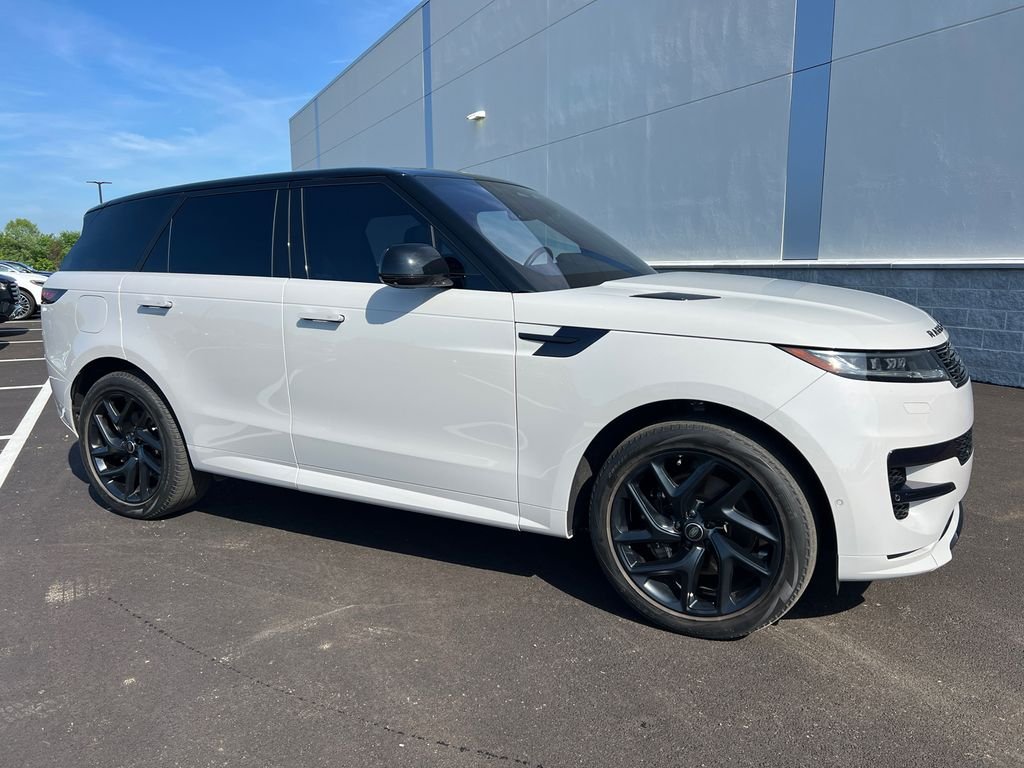 Used 2023  Land Rover SE Dynamic image 2