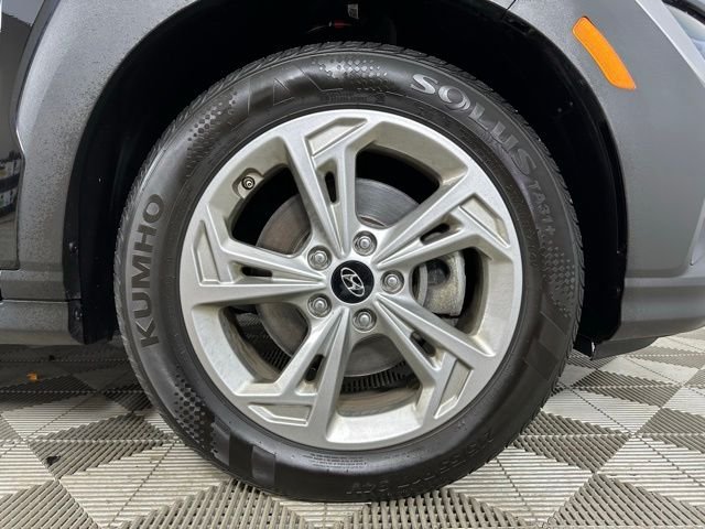 Used 2023 Black Hyundai SEL image 3