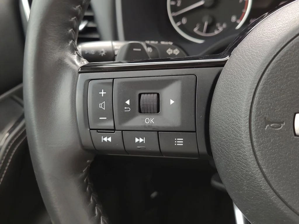 Used 2022 Gray Nissan SL image 32