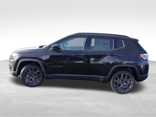 New 2026 Diamond Black Crystal Pearl-Coat Exterior Paint Jeep Limited image 6