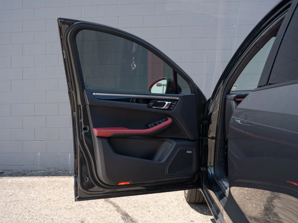Used 2023  Porsche S image 15