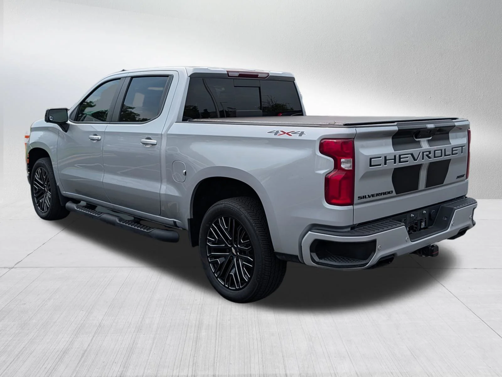 Used 2022 Silver Ice Metallic Chevrolet RST image 5