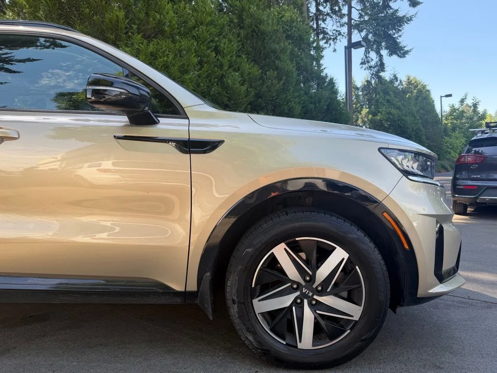Used 2021 Crystal Beige Kia EX image 3