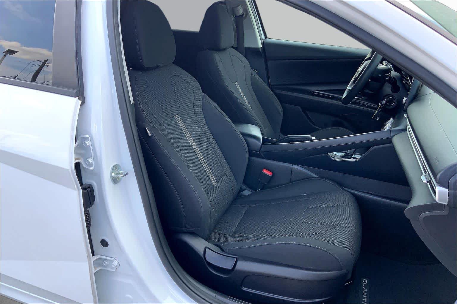 Used 2021 Quartz White Hyundai SE image 9