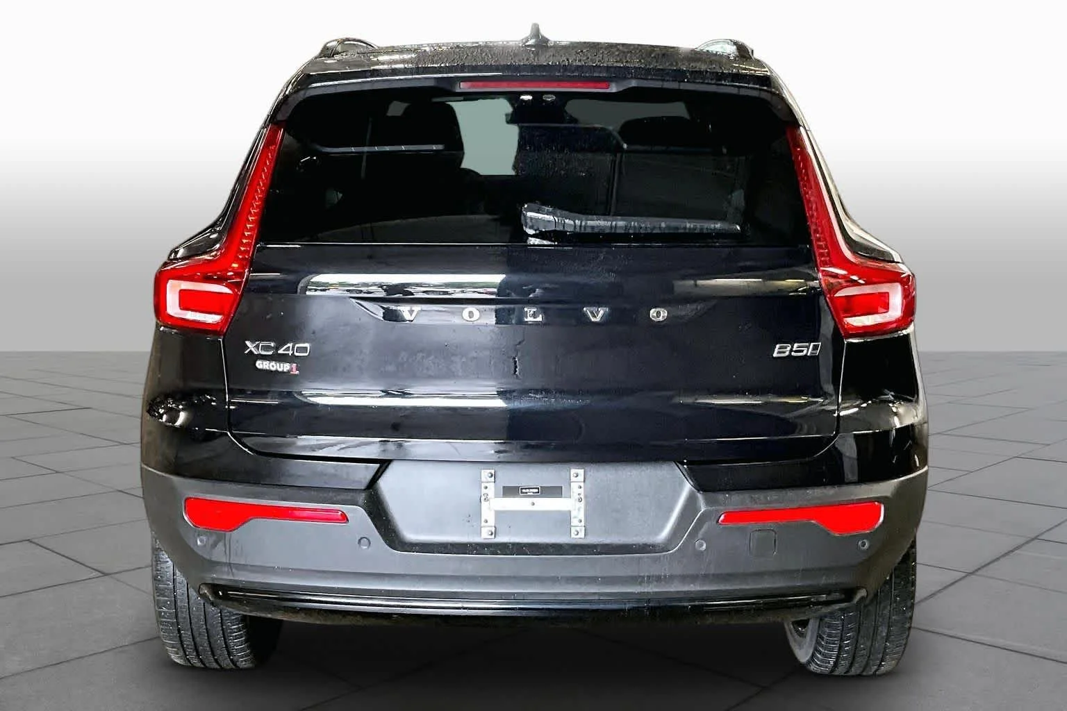 Used 2024 Onyx Black Metallic Volvo Plus Dark Theme image 5