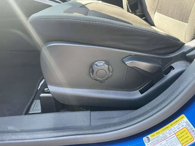 Certified Used 2021 Lightning Blue Metallic Ford SE image 18