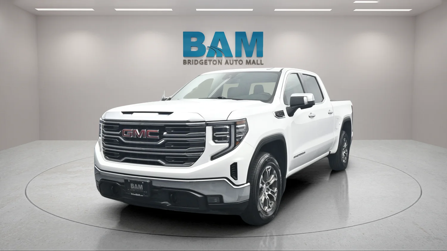 Used 2025 White GMC SLT image 4