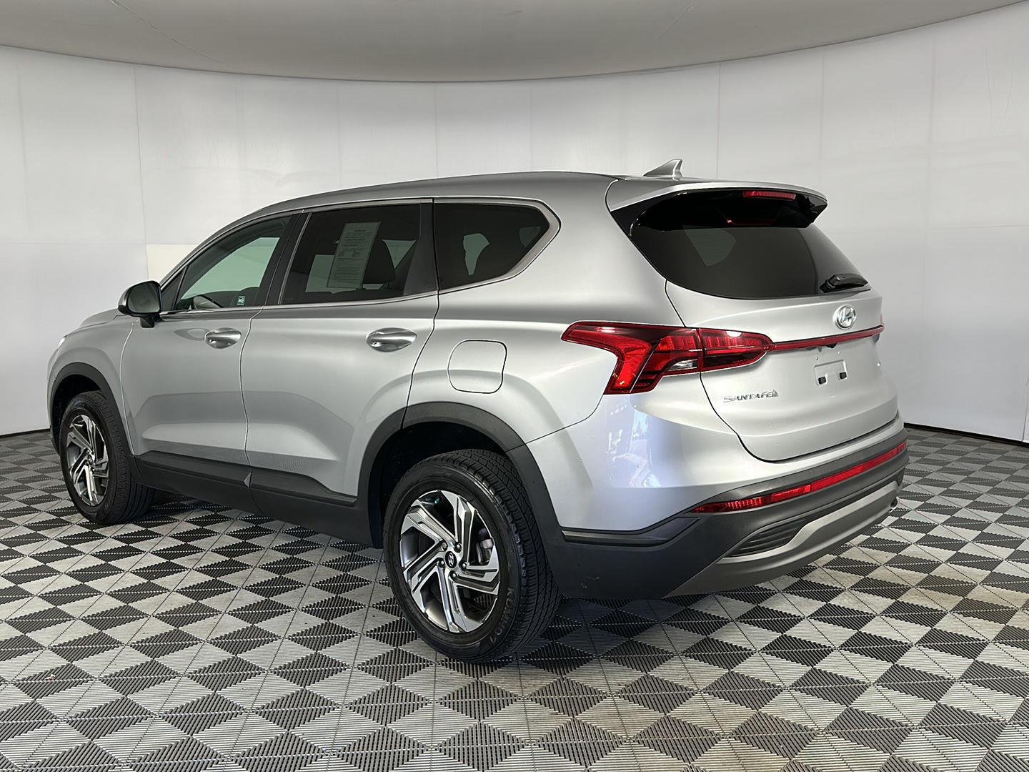 Used 2021 Shimmering Silver Hyundai SE image 17