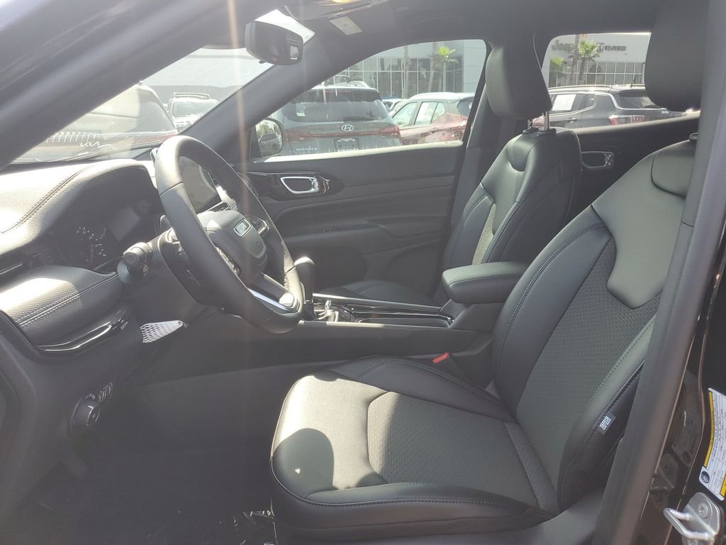 New 2026 Diamond Black Crystal Pearlcoat Jeep Latitude image 12