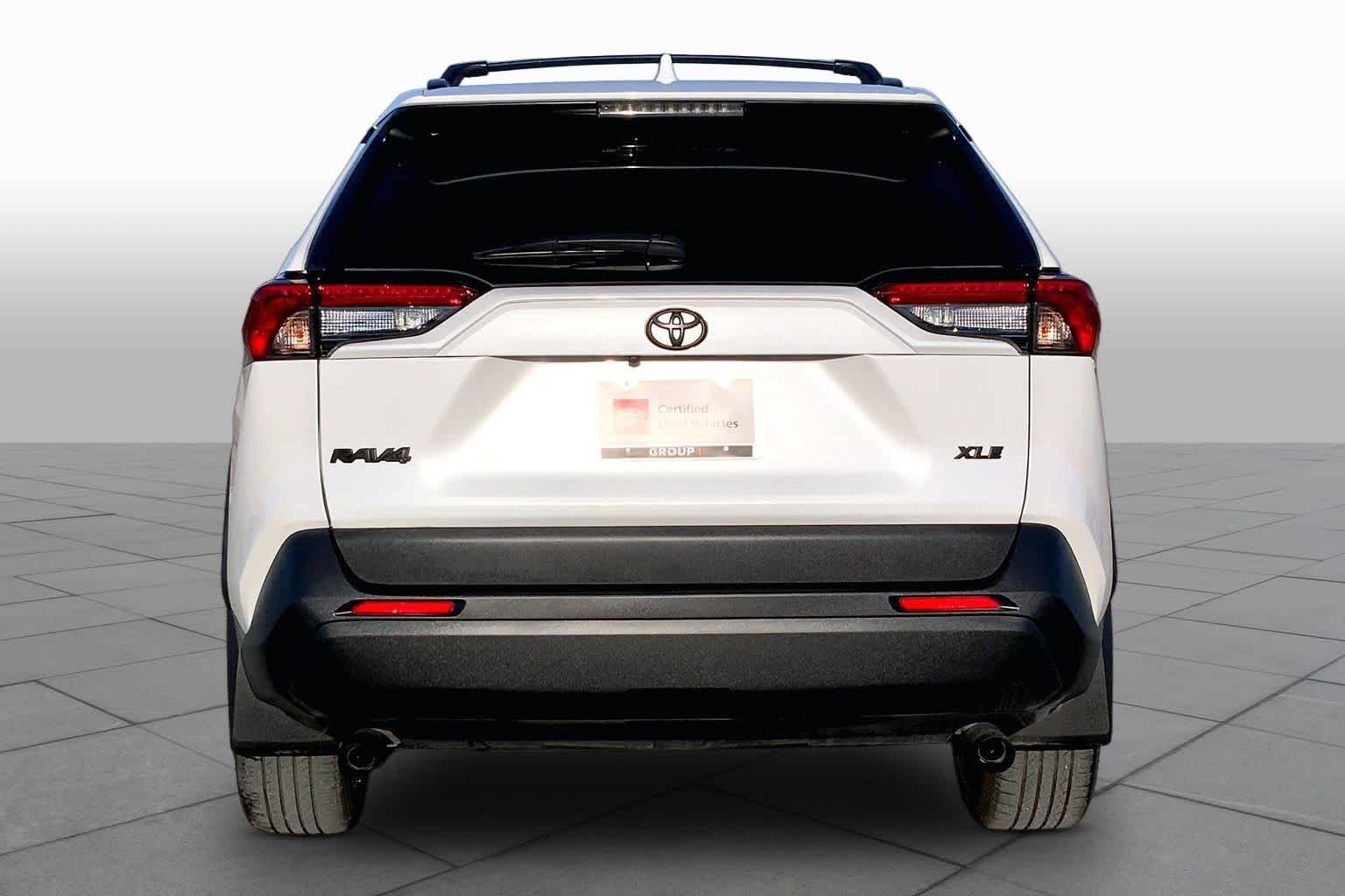 Used 2025 Wind Chill Pearl Toyota XLE Premium image 5