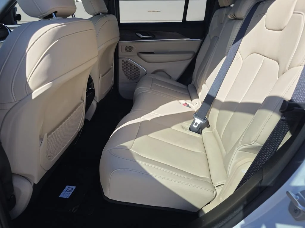 New 2026 Bright White Clear-Coat Exterior Paint Jeep Limited image 9