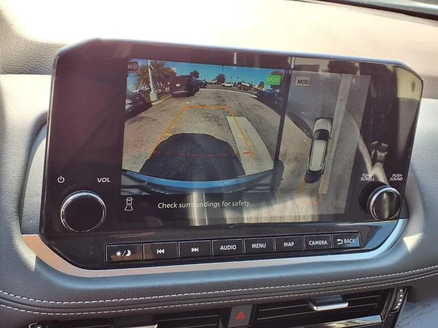 Used 2022 Gray Nissan Platinum image 6