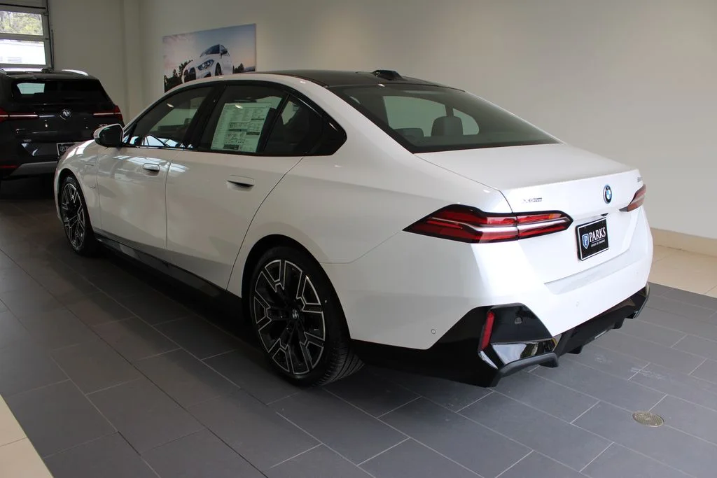 New 2026 Mineral White Metallic BMW 550e xDrive image 31