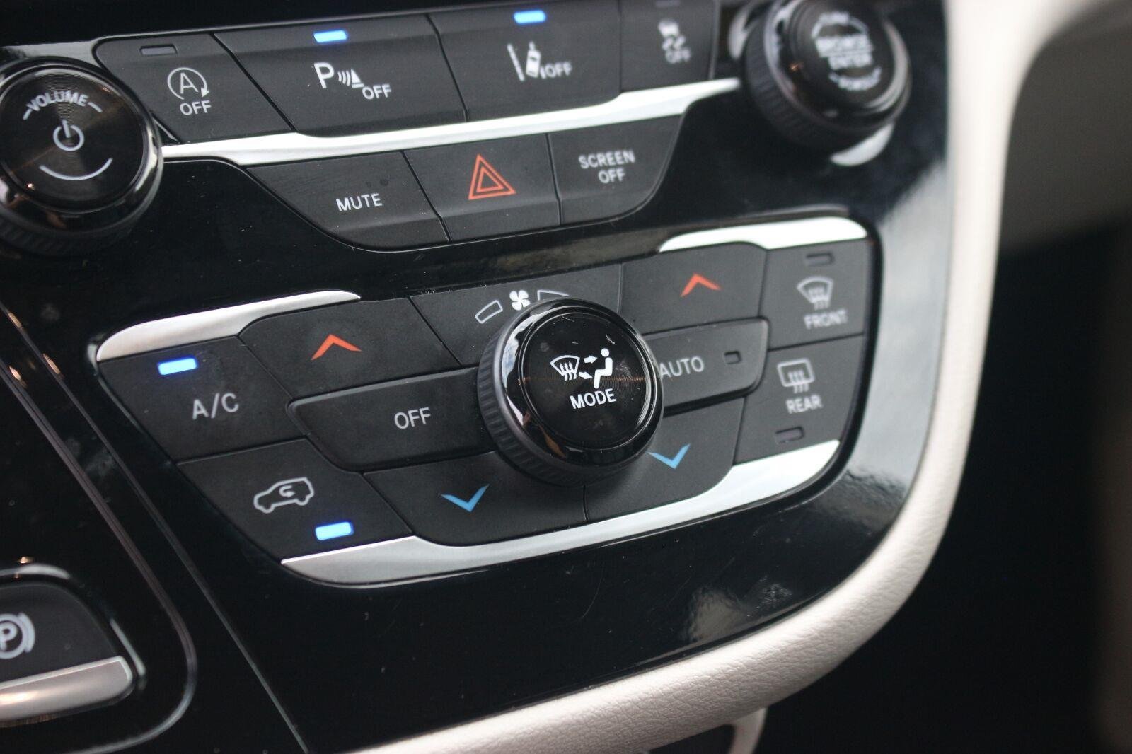 Used 2024 Silver Chrysler Touring L image 25