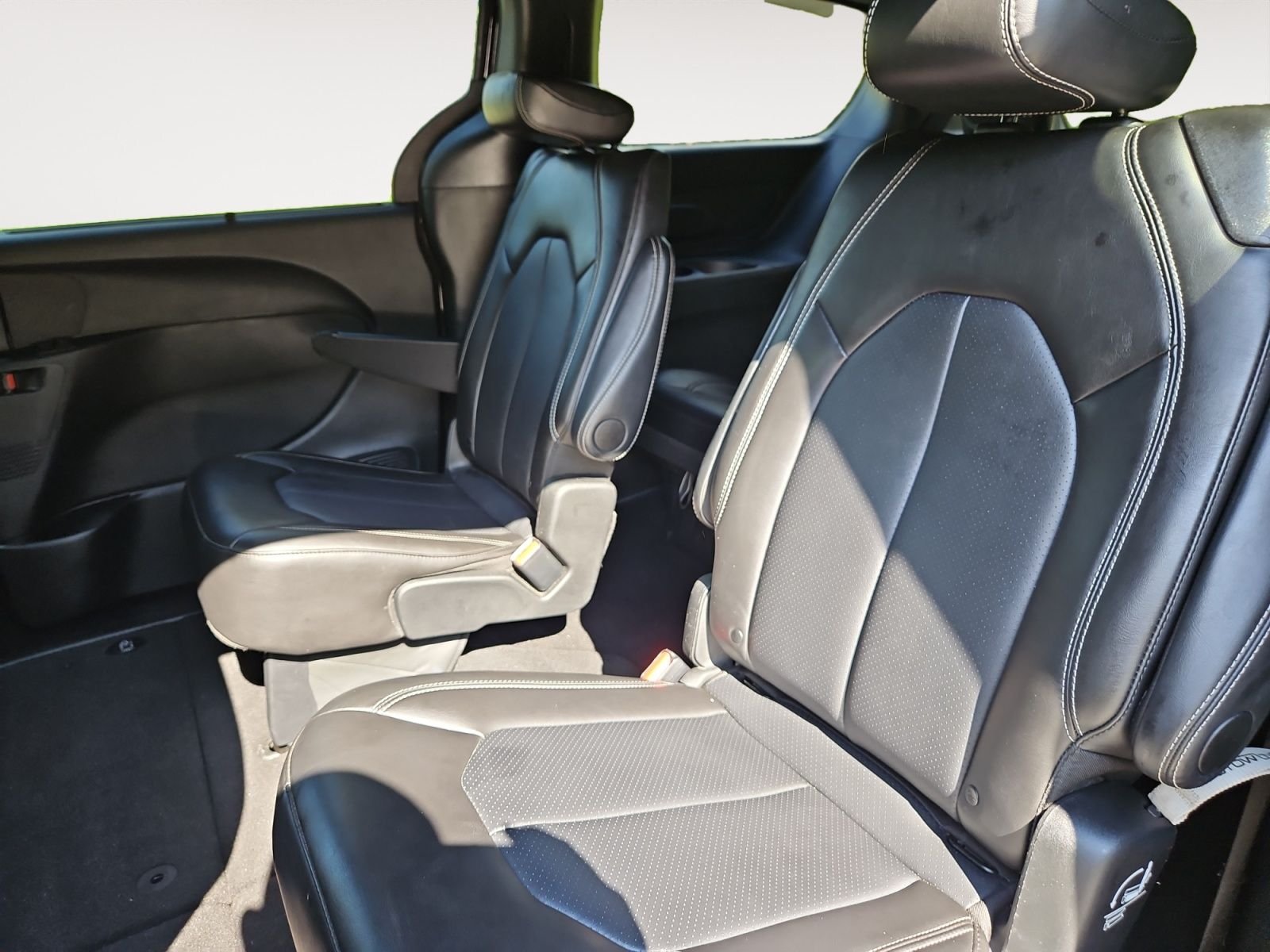 Used 2025 Black Chrysler Select image 13