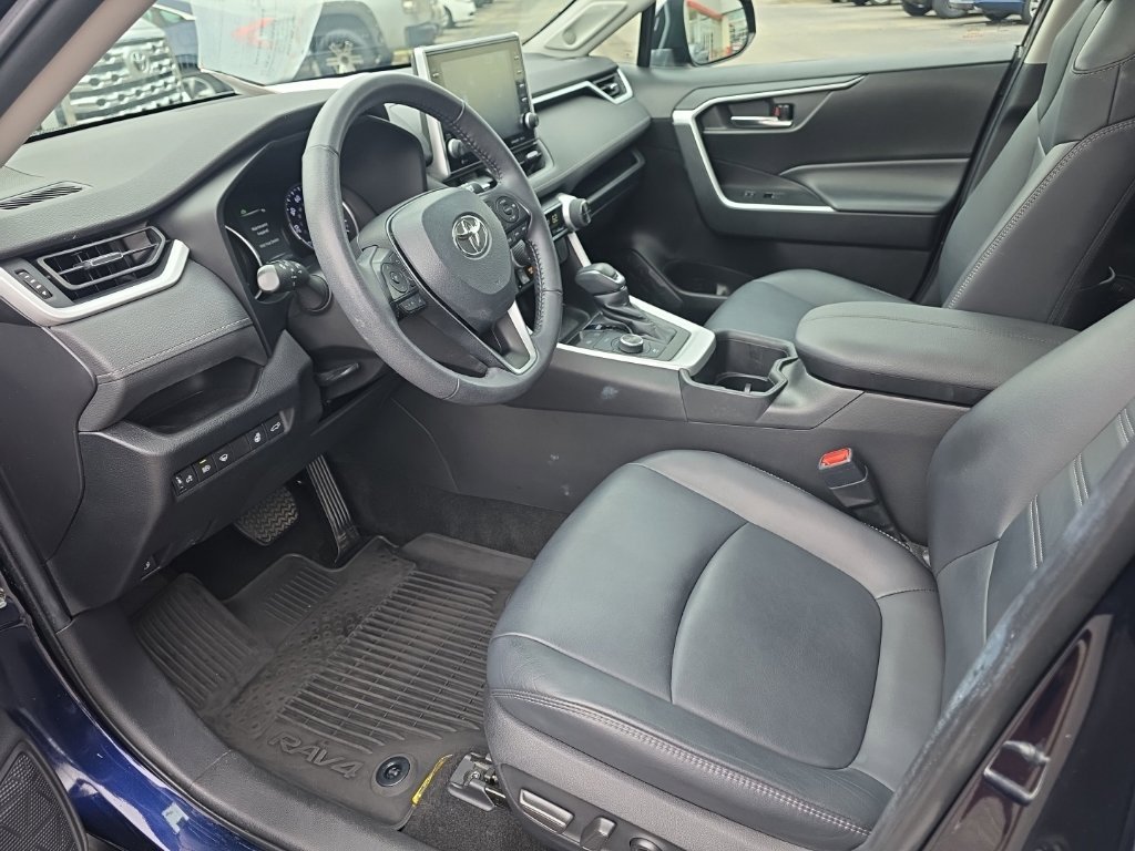 Used 2022  Toyota XLE Premium image 9