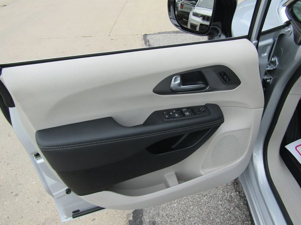 Used 2024 Silver Chrysler Touring L image 23