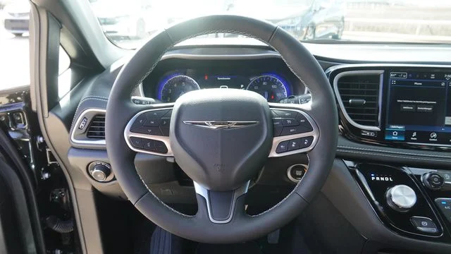 New 2026 Diamond Black Crystal Pearl-Coat Exterior Paint Chrysler Select image 26
