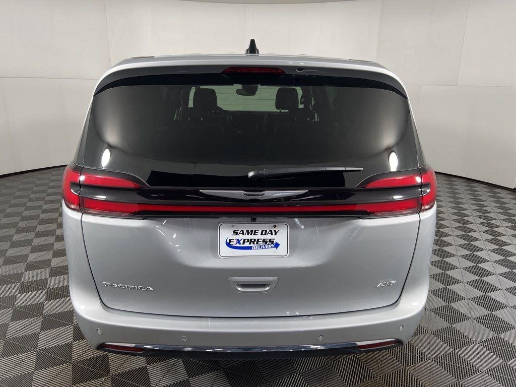 Used 2026 Silver Mist Clearcoat Chrysler Select image 8