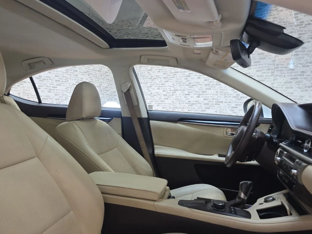 Used 2018 White Lexus 350 image 10